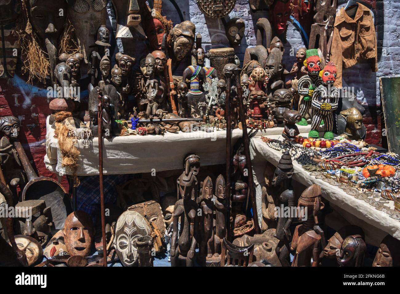 Afrikanische Artefakte, Holzschnitzereien und Souvenirs an einem Flohmarkt in New York City Stockfoto