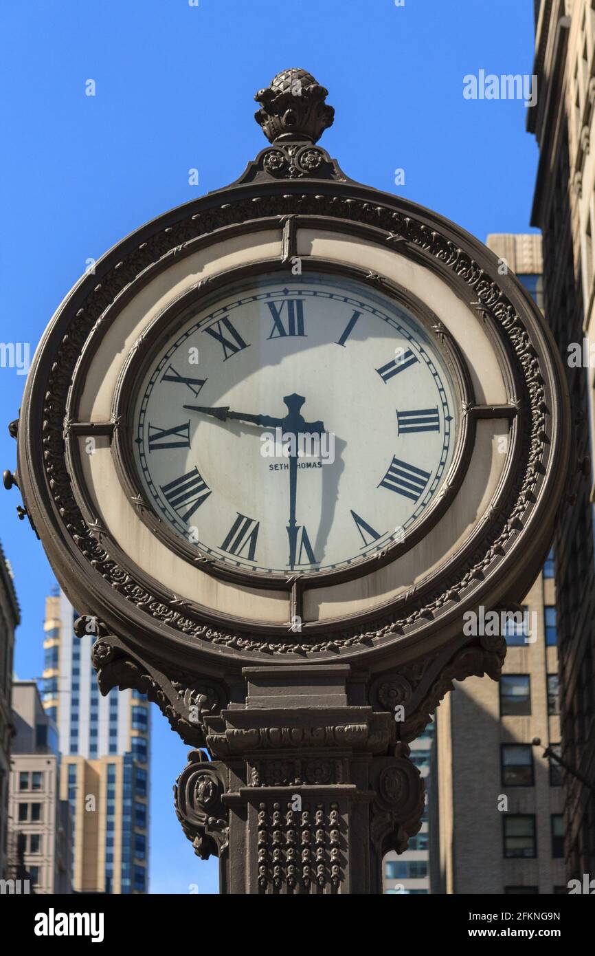 Seth Thomas Sidewalk Clock, Fifth Avenue & West 44th Street, Manhattan, New York City, USA Stockfoto