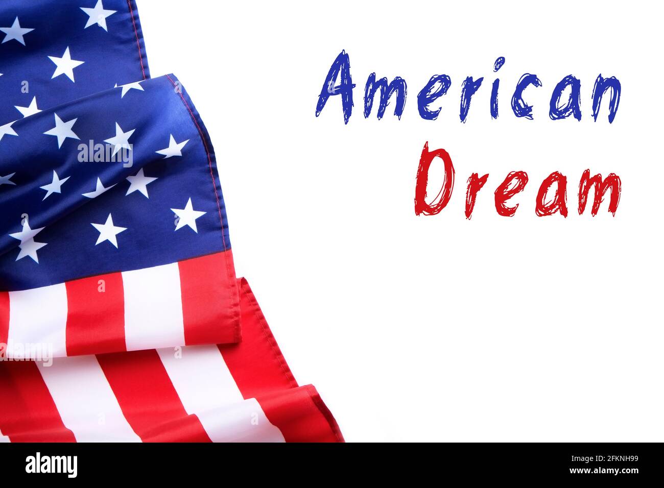 Amerikanischer Traumtext in blau-roten Buchstaben auf weißem Hintergrund mit zerzauste Flagge der USA. Martin Luther King Jr. Tageskonzept. Nahaufnahme, Kopiergeschwindigkeit. Stockfoto