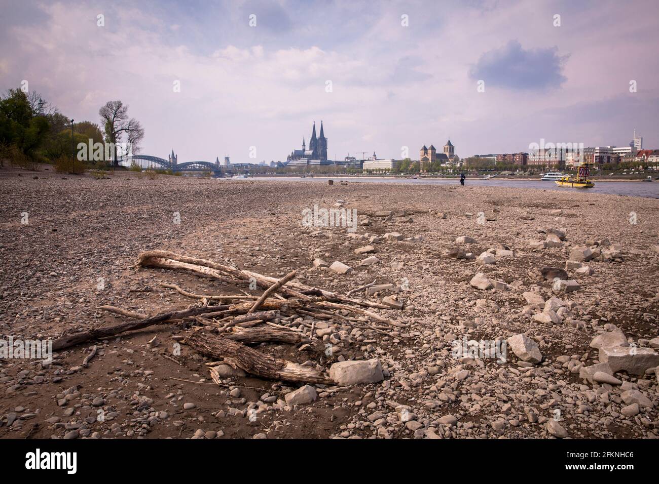 Niederrhein, 29. April 2021, Rheinufer im Stadtteil Deutz, Blick auf den Dom, Köln, Deutschland. Niederer Wass Stockfoto