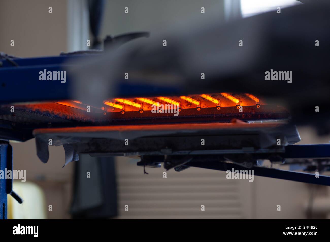 Trockenofen für Siebdruck Siebdruck Siebdruck bei Kleidung Werk Stockfoto