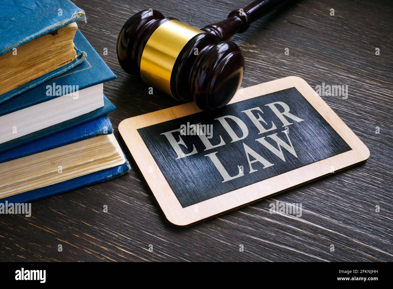 Gavel mit älterem Gesetzschild und Büchern. Stockfoto Gavel mit älterem Gesetzschild und Büchern. Stockfoto