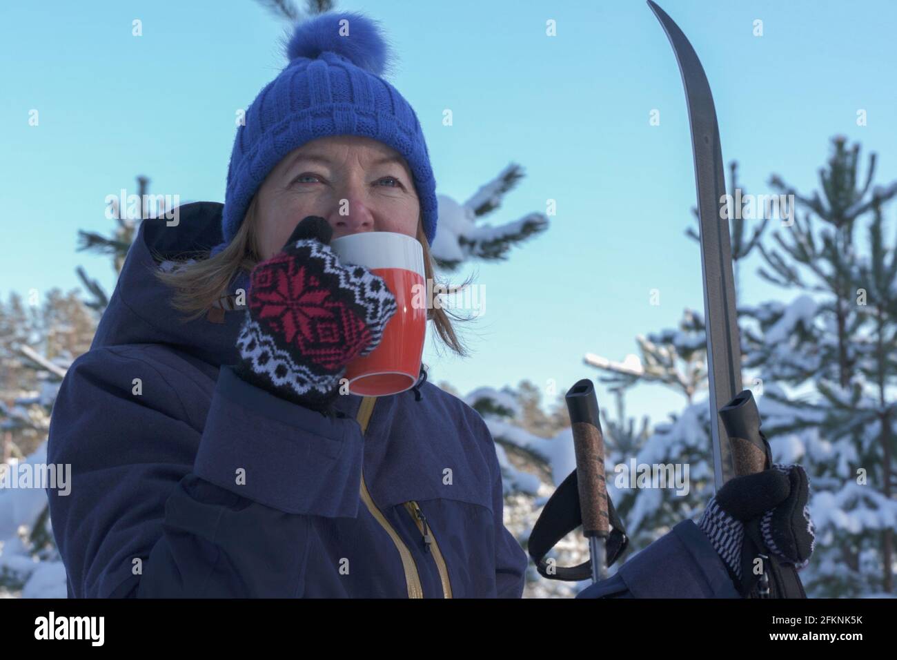 Nahaufnahme fit im Ruhestand Baby Boomer Senior Frau nach Skifahren Wintersport Übung in Wald an verschneiten Wintertag. Aktiver Lebensstil im höheren Alter Stockfoto