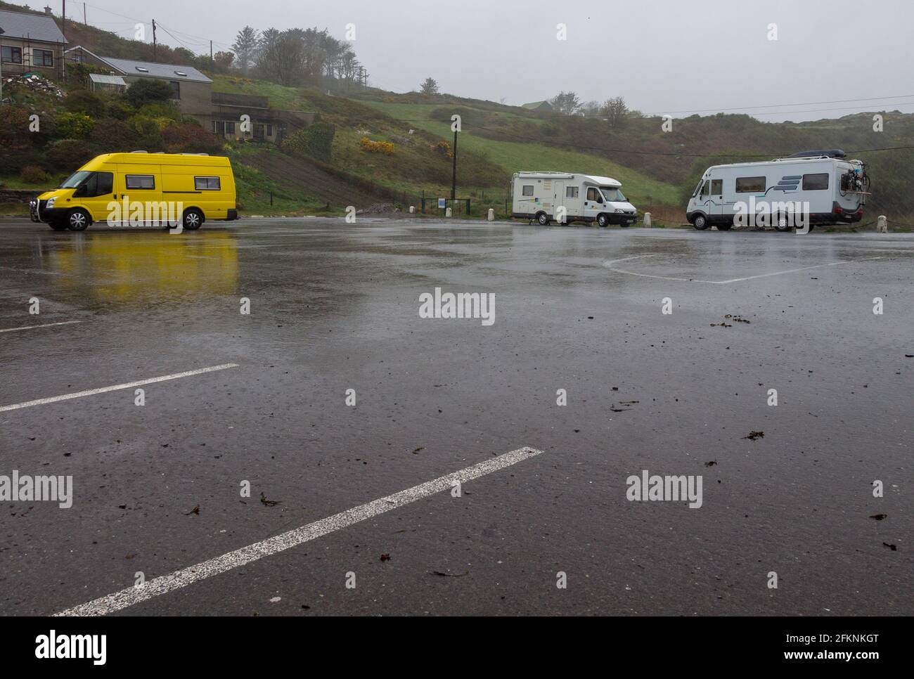 Wohnmobile oder Wohnmobile, die während eines Regensturms geparkt sind, Tragumna, Irland Stockfoto