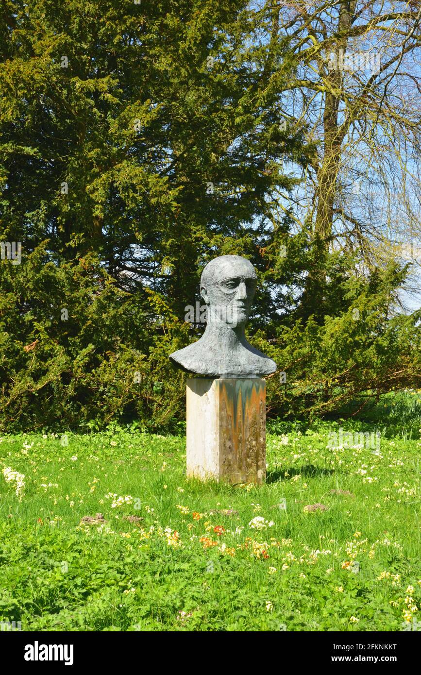 Dame Elisabeth Frinks Skulptur 'in Memoriam III' auf dem Gelände des Cranborne Manor, Dorset Stockfoto