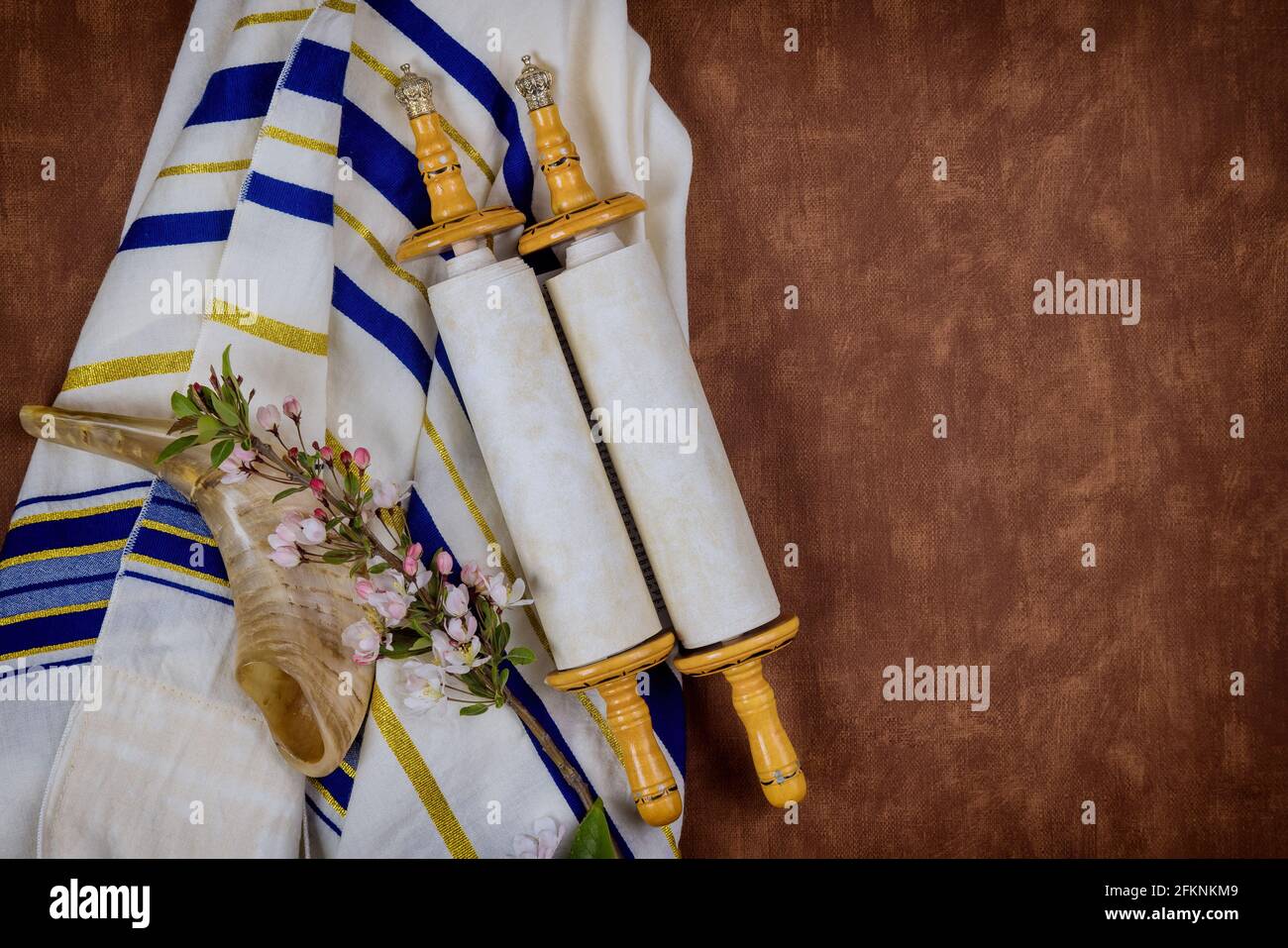 Tag der jüdischen Feiertage Symbole Gebet Schal tallit, Gebet heilige tora Rolle Stockfoto