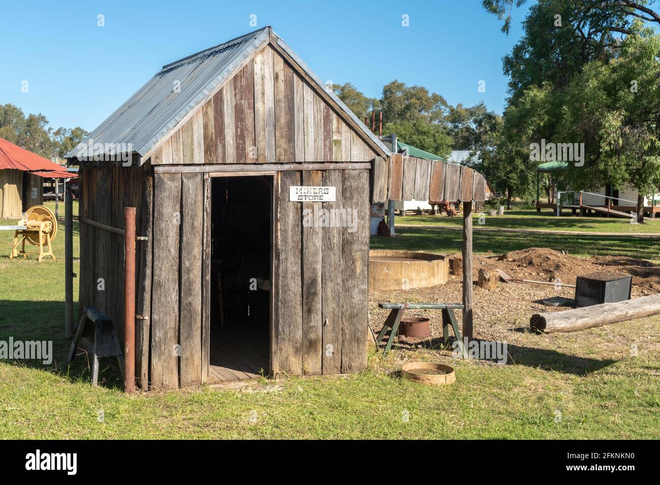 Historisches Bergarbeiterlager und Fossilien im Pioneer Village, Inverell, New South Wales, Australien Stockfoto