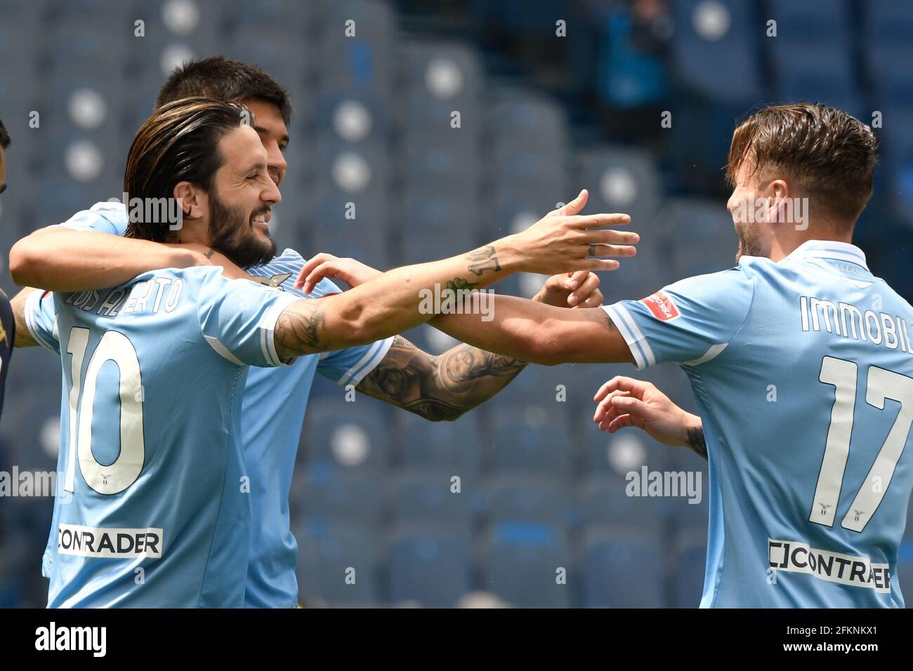 Rom, Italien, 2. Mai 2021 Luis Alberto von SS Lazio jubiliert mit seinen Teamkollegen nach dem Tor 3 - 1 bei der Lazio vs Genua Serie A League Credi Stockfoto