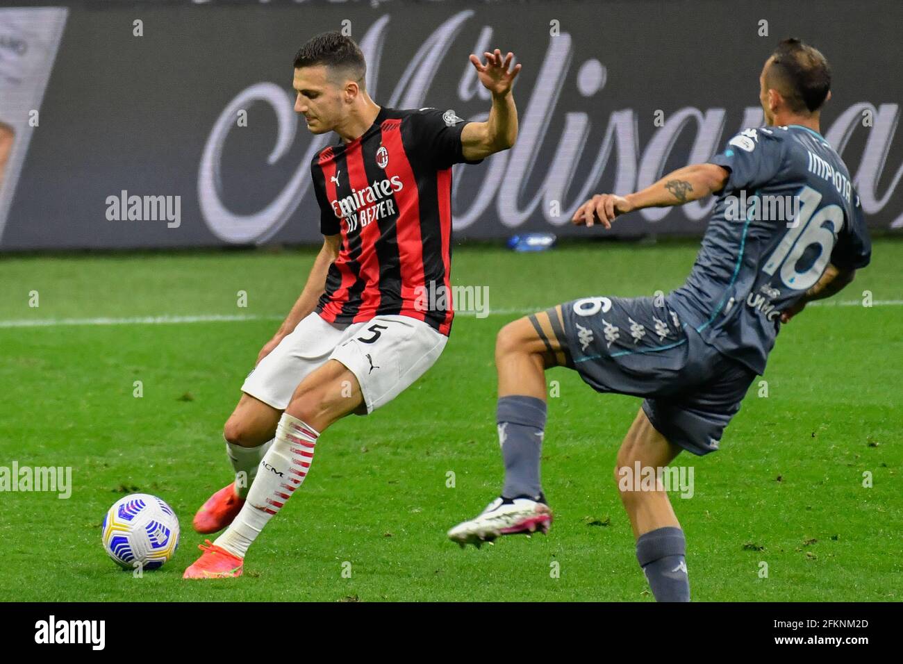 Mailand, Italien. Mai 2021. Diogo Dalot (5) von AC Mailand in der Serie A Spiel zwischen AC Mailand und Benevento in San Siro in Mailand gesehen. (Bildnachweis: Gonzales Photo - Tommaso Fimiano). Stockfoto