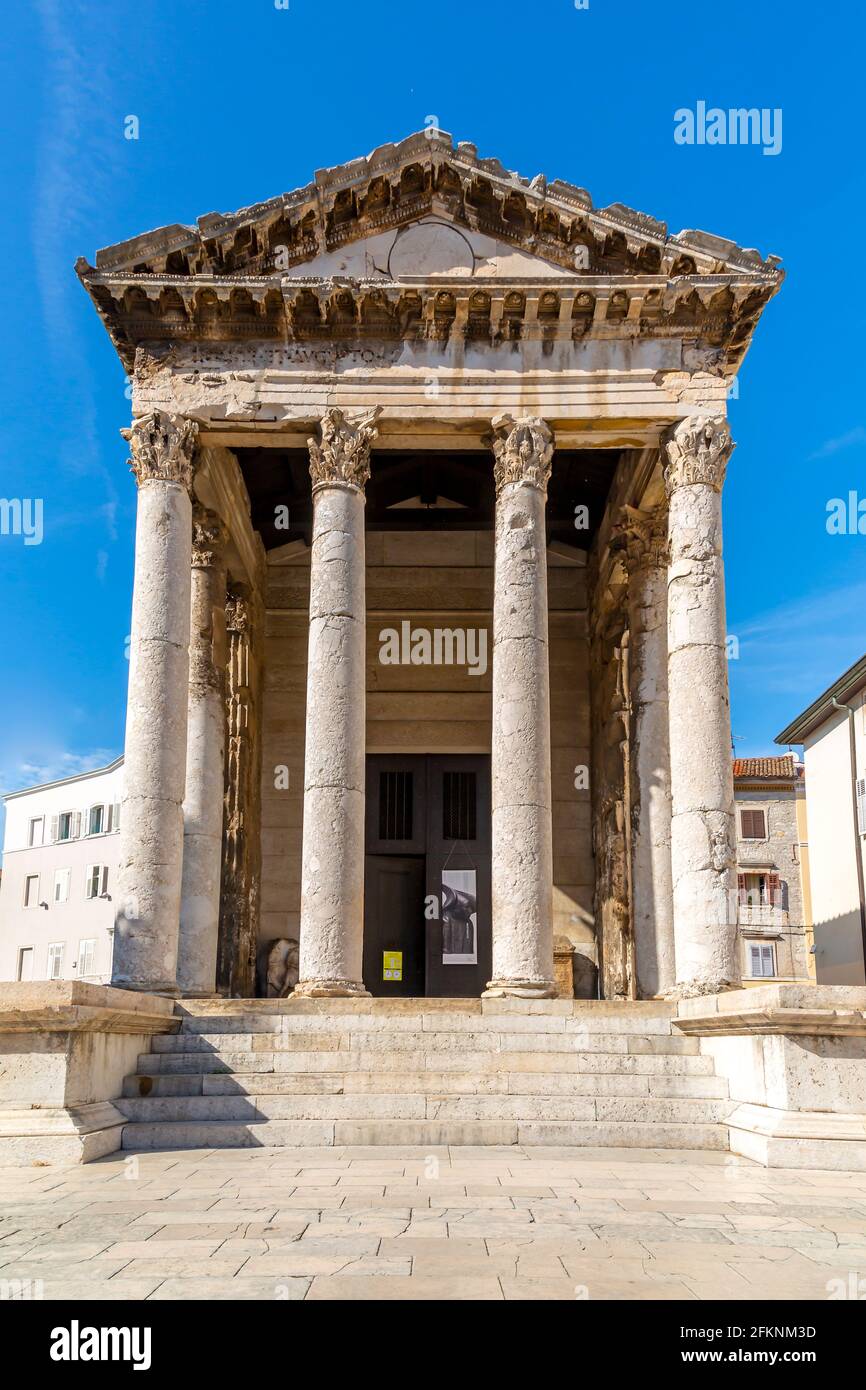 Blick auf den Tempel des Augustus in Platz Forum, Pula, Istrien, Kroatien, Adria, Europa Stockfoto