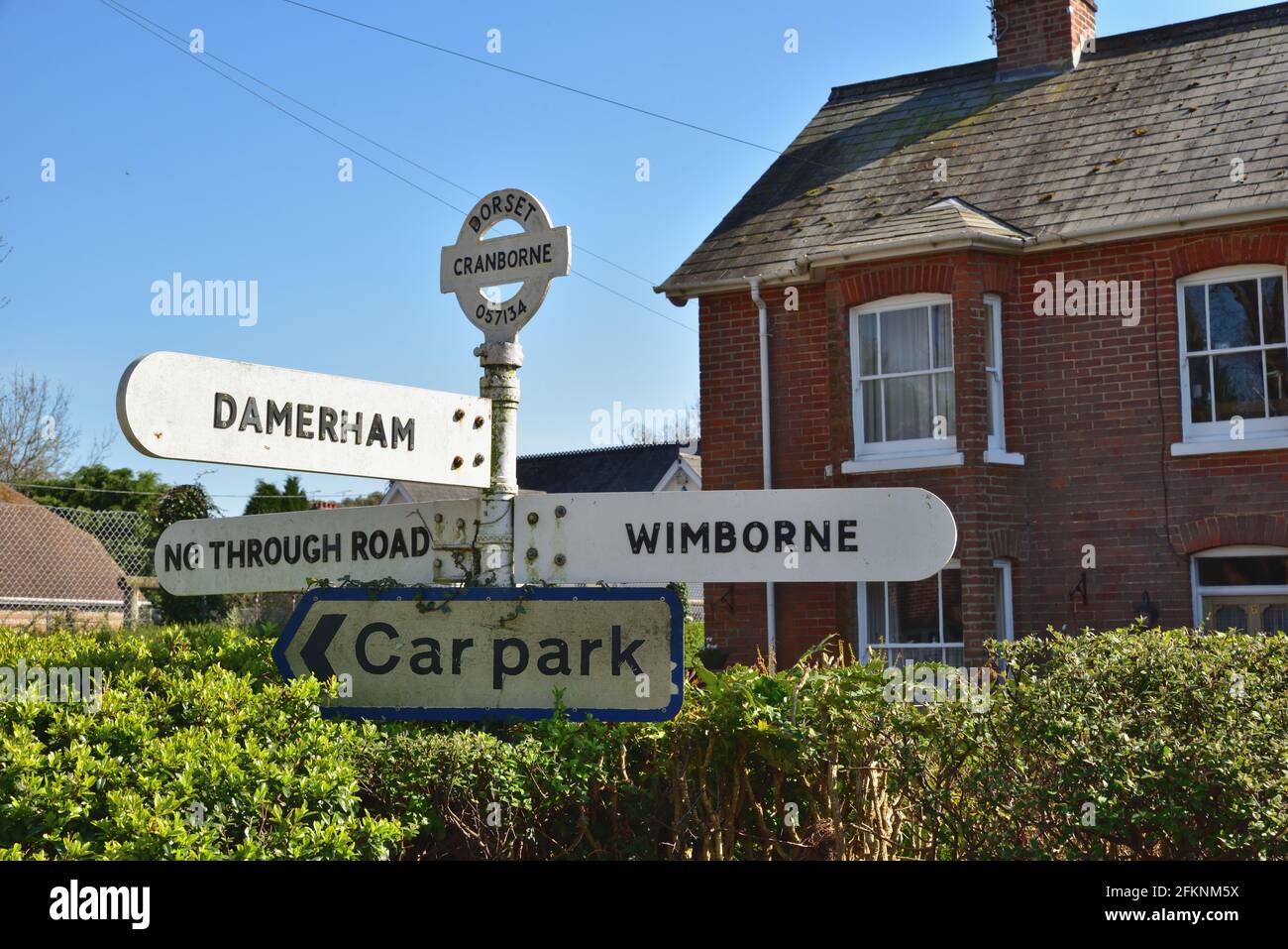 Richtungsanzeige im Dorf Cranborne, Dorset, mit der Gitterreferenz Ordnance Survey Stockfoto