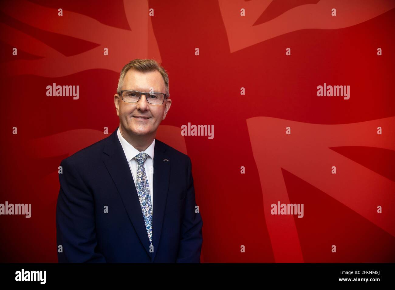 Der DUP-Abgeordnete für Lagan Valley, Sir Jeffrey Donaldson, startet seine Kampagne zum Vorsitzenden der DUP im Wahlkreisbüro des DUP-Abgeordneten Gavin Robinson im Osten von Belfast. Bilddatum: Montag, 3. Mai 2021. Stockfoto