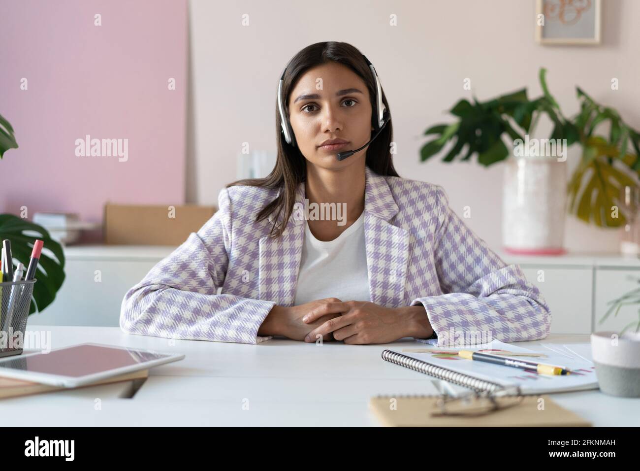 Webcam Ansicht indische Mischrasse Frau sitzen drinnen reden mit Video Konferenzanwendung Stockfoto