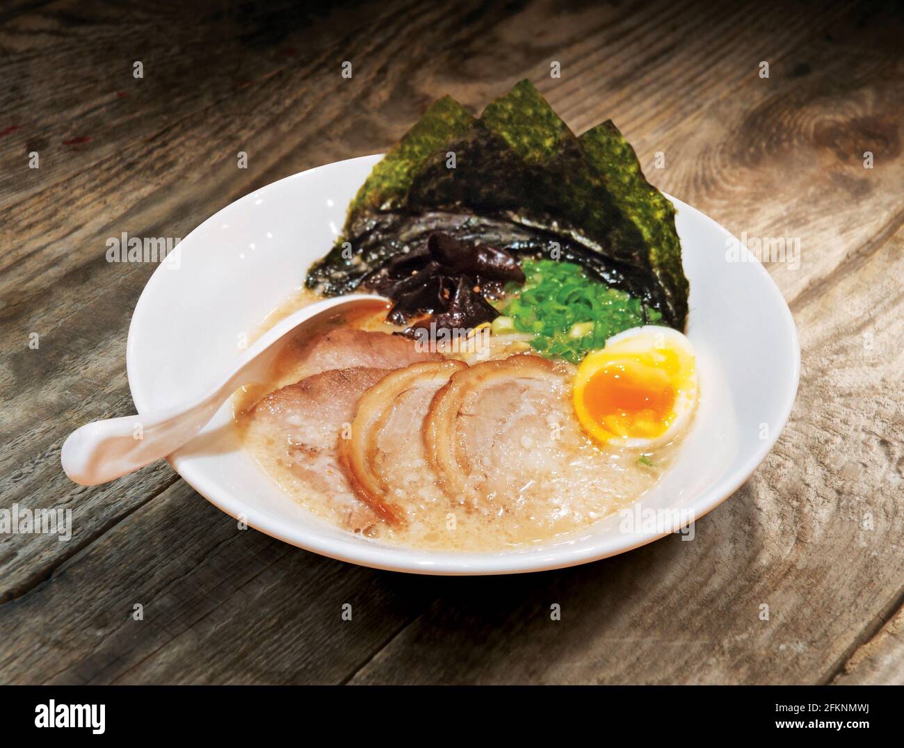 Japanischer Tonkotsu Ramen, Schweineknochenbrühe Nudeln Stockfoto