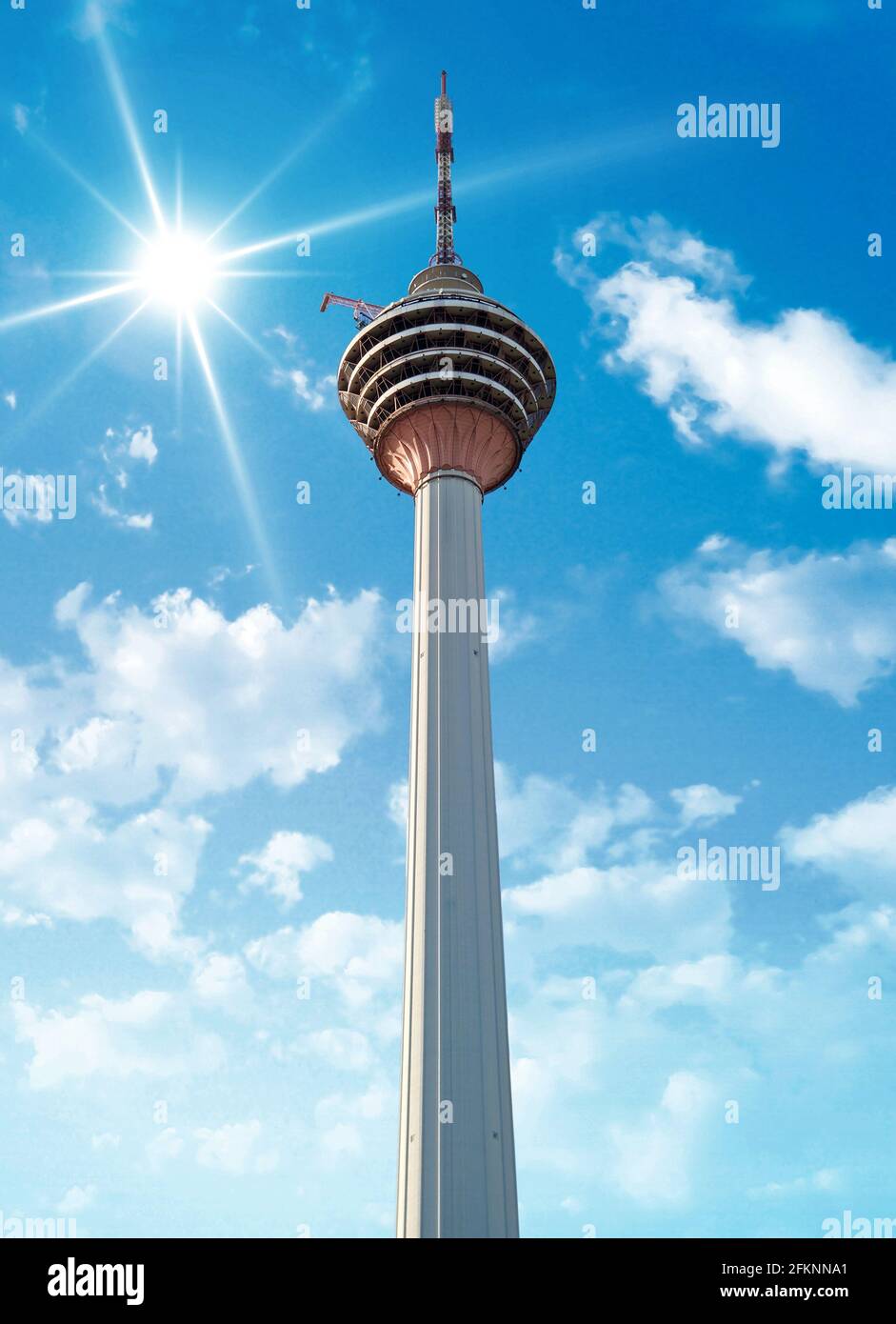 Menara Kuala Lumpur Tower gegen blauen Himmel und Sonnenlicht Stockfoto