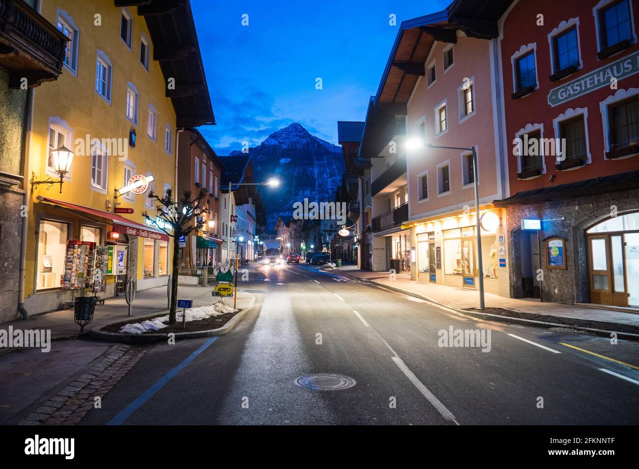 Golling, Österreich - 1. Februar 2021: Golling an der Salzach Stadt im Tennengau von Salzburg, Österreich bei Nacht, Marktstraße an der Abenddämmerung mit alten Häusern Stockfoto