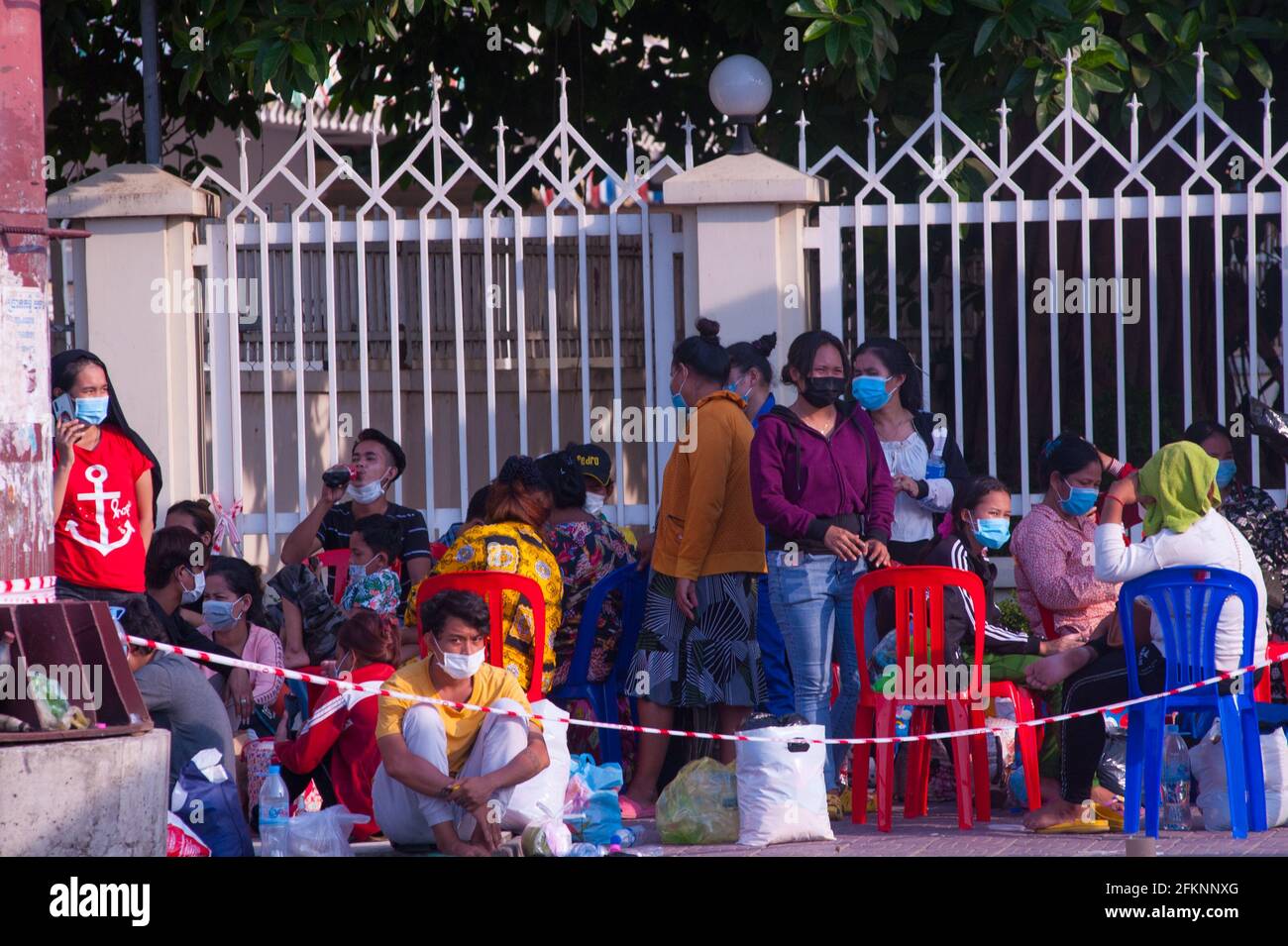 Phnom Penh, Kambodscha. 3. Mai 2021. Ein Massentest-/Impfgebiet in einer „roten Zone“ mit Kambodschanern, die positiv auf das Virus getestet haben und darauf warten, von Krankenwagen abgeholt zu werden. Aufgrund der jüngsten Ausbrüche von COVID - 19 in Bekleidungsfabriken, Die kambodschanische Regierung hat eine Sperre verhängt, die Stueng Meanchey zur „Roten Zone“ erklärt hat, alles wurde geschlossen. Kambodschaner in den „Roten Zonen“ haben fast keinen Zugang zu Lebensmitteln und dürfen nicht aus ihren Häusern, außer einem Coronavirus-Test oder für einen medizinischen Notfall. Quelle: Kraig lieb / Alamy Live News Stockfoto