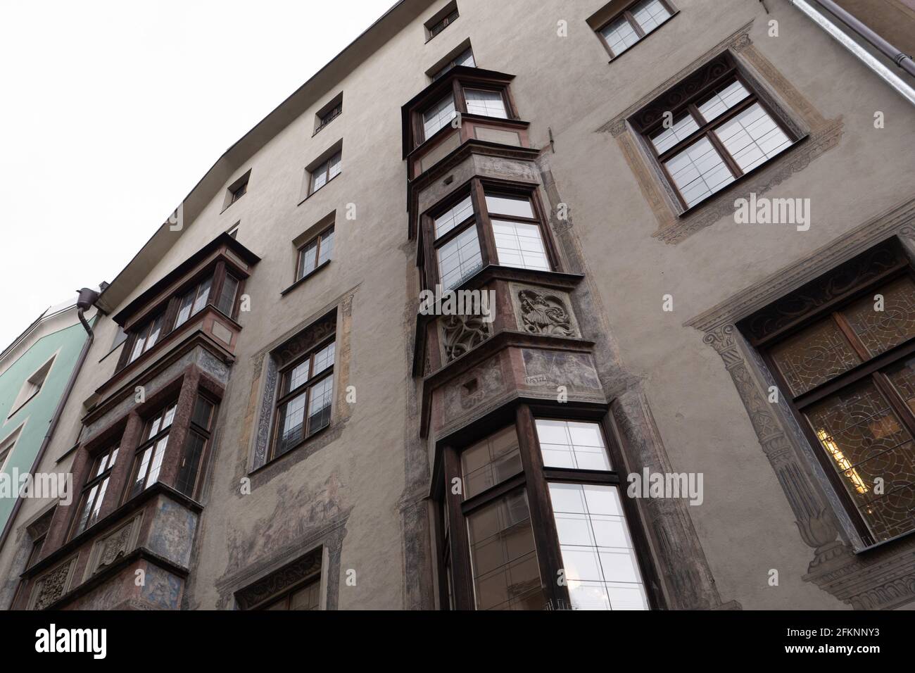 Deutschordenhaus, Außenansicht eines gotischen Gebäudes in der Altstadt von Innsbruck, Tirol, Österreich Stockfoto