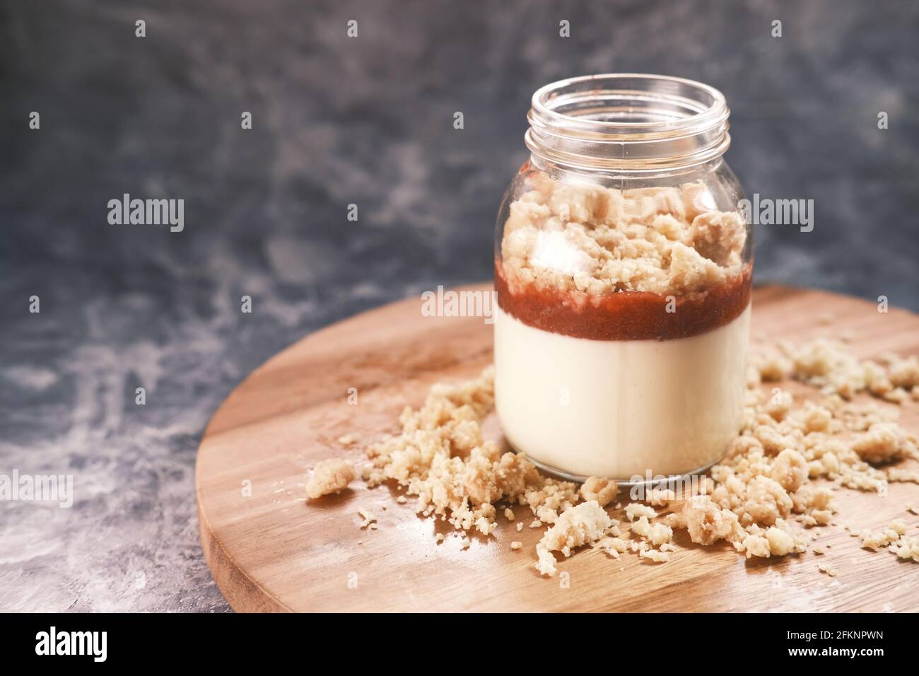 Ein Glas Erdbeerkäse Kuchen Parfait Stockfoto