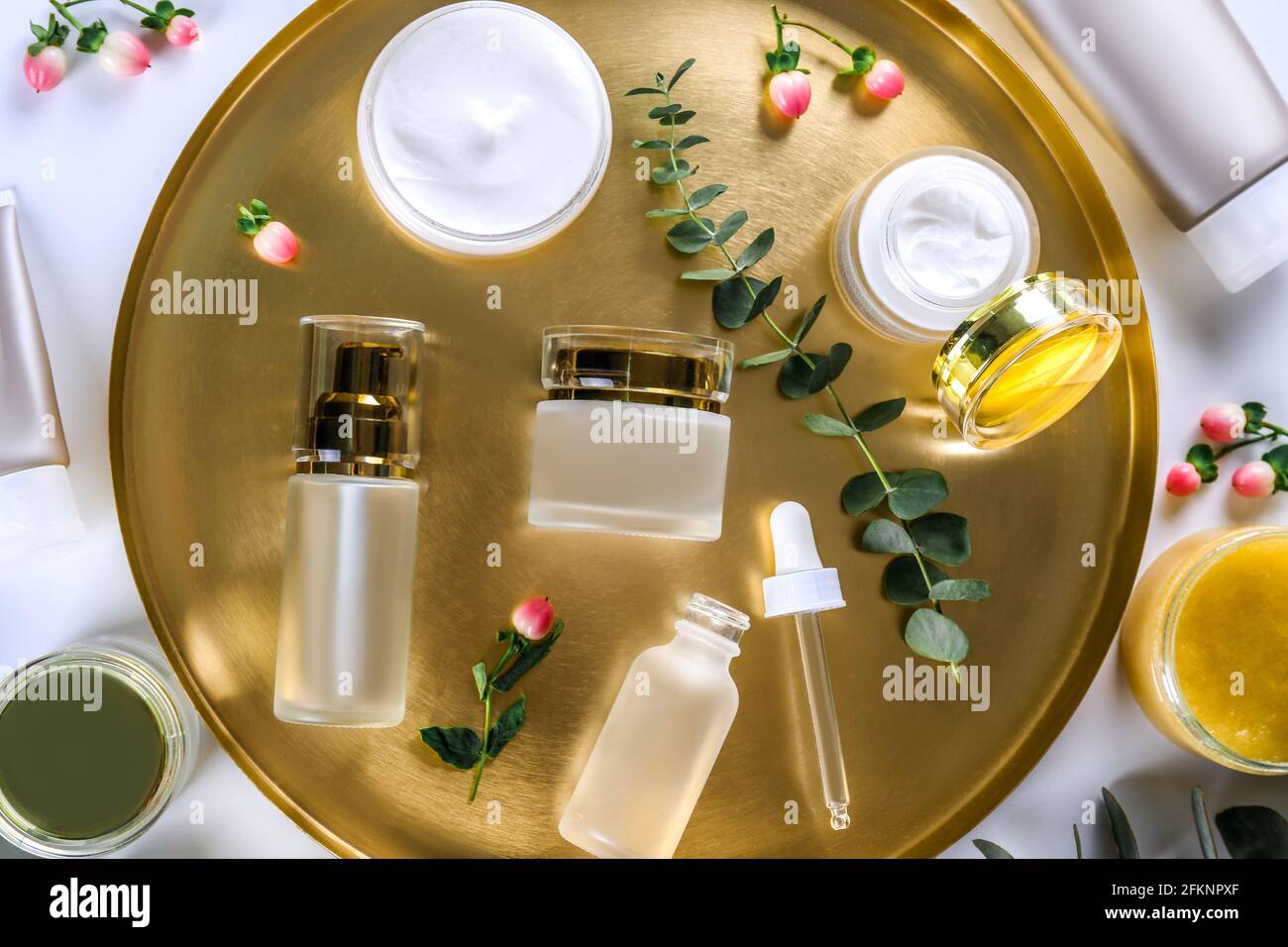 Feuchtigkeitsspendende Pflege Hautpflege Gesichtscreme zur Heilung komplizierter unruhigen Hauttyp in einem offenen Glas mit sichtbarer Textur. Platz kopieren, Nahaufnahme, Hintergrund Stockfoto