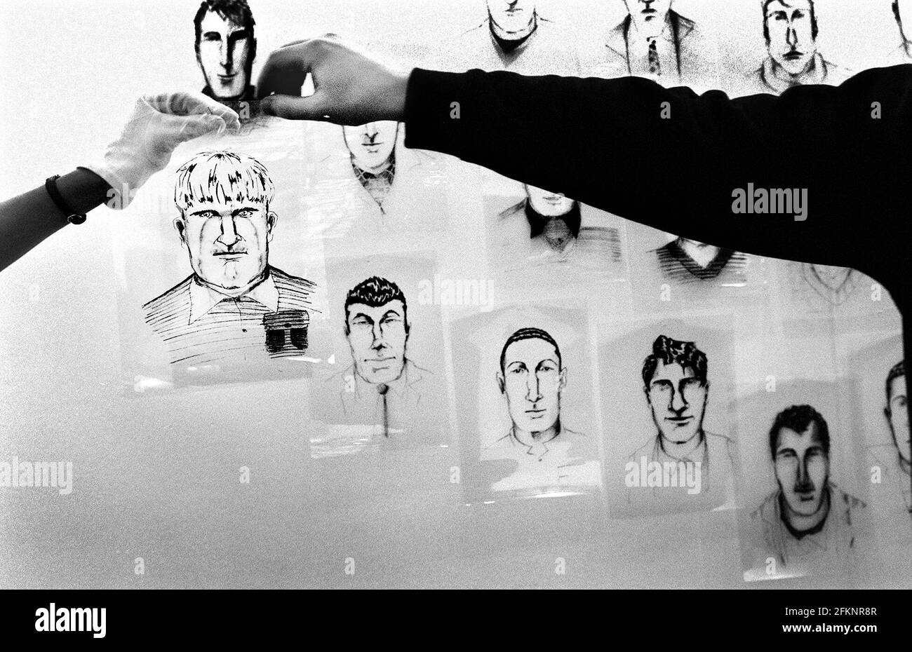 Maurizio Catellan Art Work Januar 2000 im James Hyman Stand der bildenden Kunst - Teil der Art 2000 Messe - Er bat Freunde, ihn den Polizeikünstlern zu beschreiben - Das Ergebnis sind 50 verschiedene Bilder beim Business Design Center Islington Stockfoto