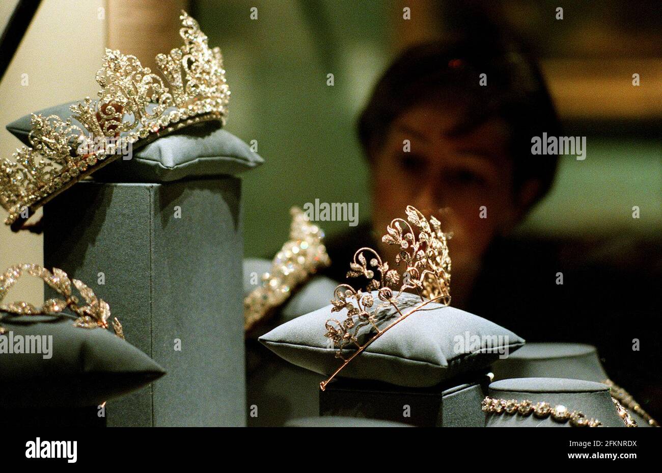 Ausstellung „Treasures of the North“ in Christie's, zugunsten des Christie Hospital, Manchester.Bild:zeigt eine diamantbesetzte Tiara von Carl Faberge, Leihgabe des Herzogs von Westminster (rechts), eine diamantbesetzte Tiara aus einer Privatsammlung (links, oben) Stockfoto