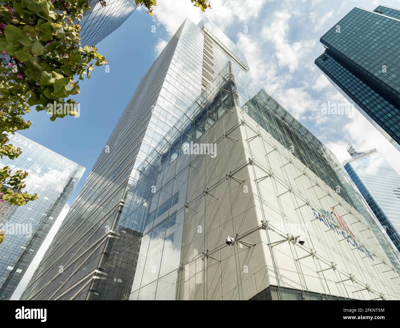 Hauptsitz der Saint-Gobain-Gruppe im Geschäftsviertel La Defense. Bezirk verwaltet von der EPADESA verantwortlich für die Entwicklung. Der 178 m hohe „M2“-Turm ist das Werk der Architekten Jean Pistre und Denis Valode. Paris, Frankreich, Mai 02 2021. Foto Mario FOURMY/ABACAPRESS.COM Stockfoto