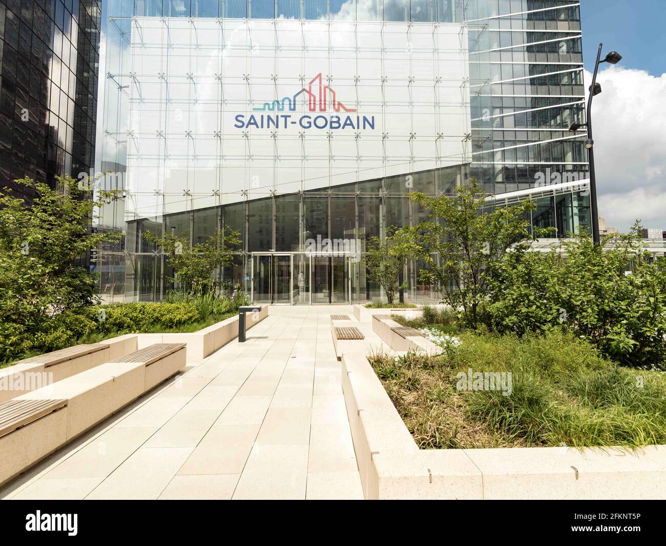 Hauptsitz der Saint-Gobain-Gruppe im Geschäftsviertel La Defense. Bezirk verwaltet von der EPADESA verantwortlich für die Entwicklung. Der 178 m hohe „M2“-Turm ist das Werk der Architekten Jean Pistre und Denis Valode. Paris, Frankreich, Mai 02 2021. Foto Mario FOURMY/ABACAPRESS.COM Stockfoto