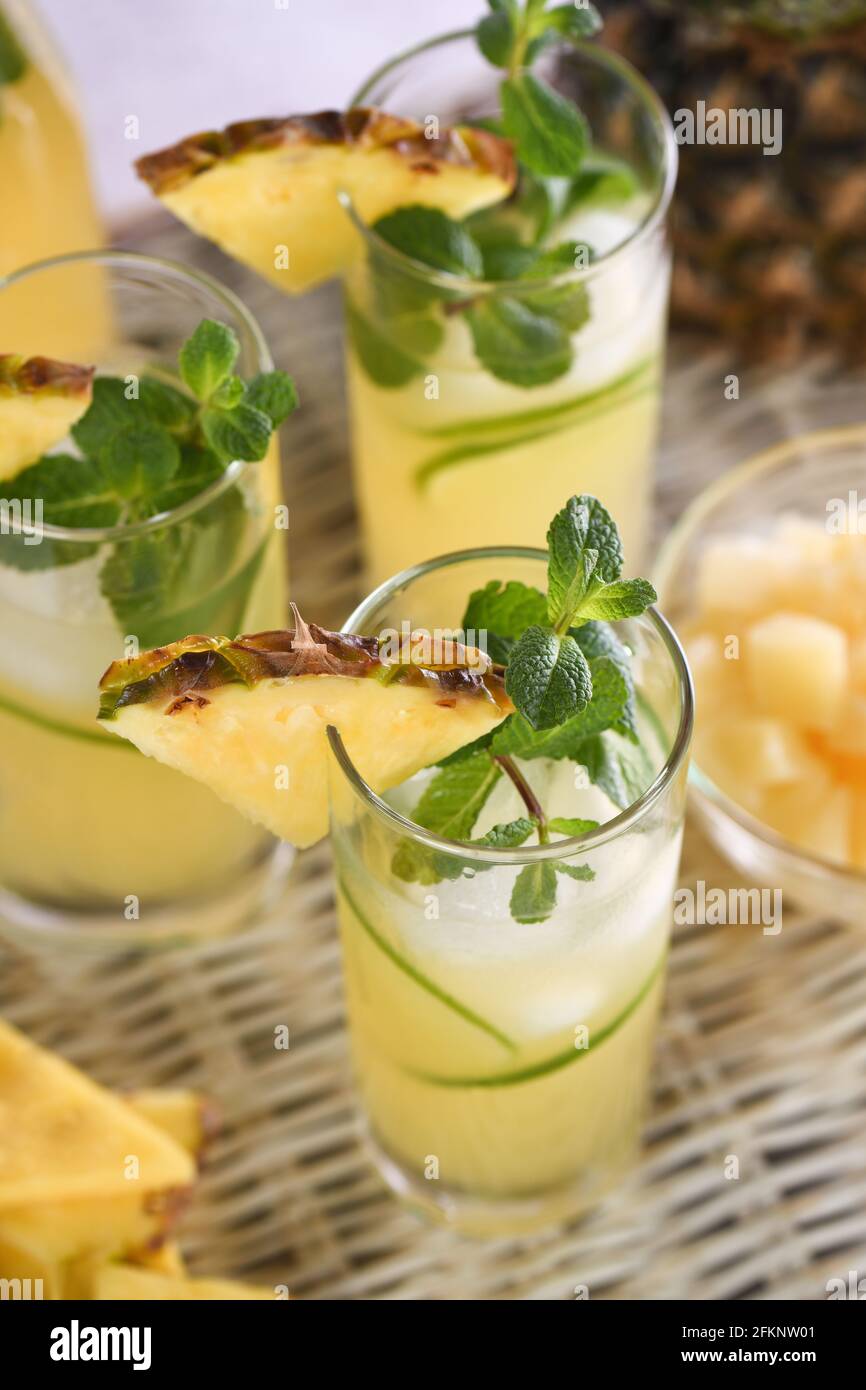 Frische Limette und Minze kombiniert mit frischem Ananassaft und Tequila. Ananascocktails haben immer einen hellen Geschmack und ein helles Aroma! Stockfoto