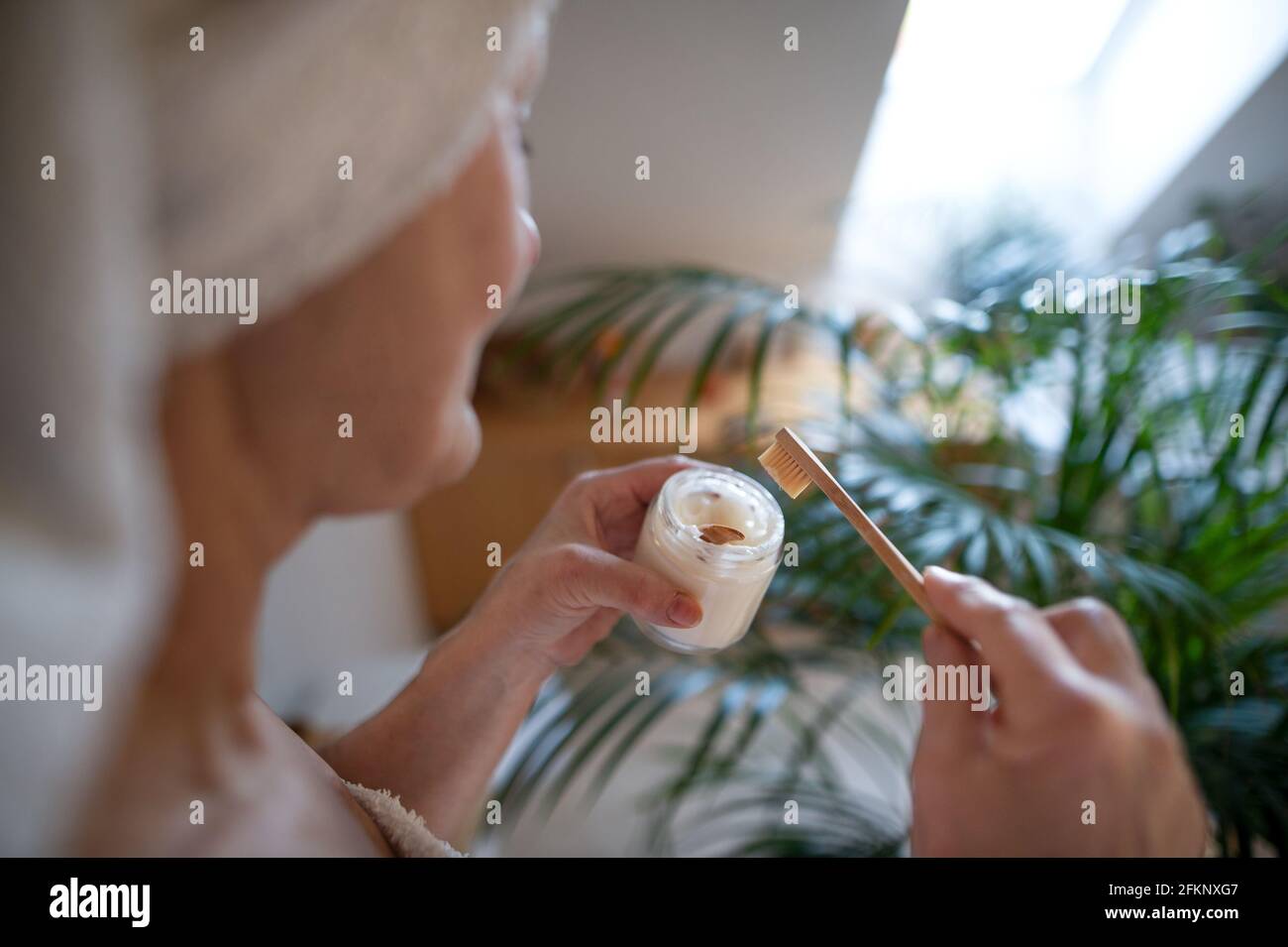 Nicht erkennbare ältere Frau im Bad Zähneputzen zu Hause, ökologische und nachhaltige Lebensweise. Stockfoto