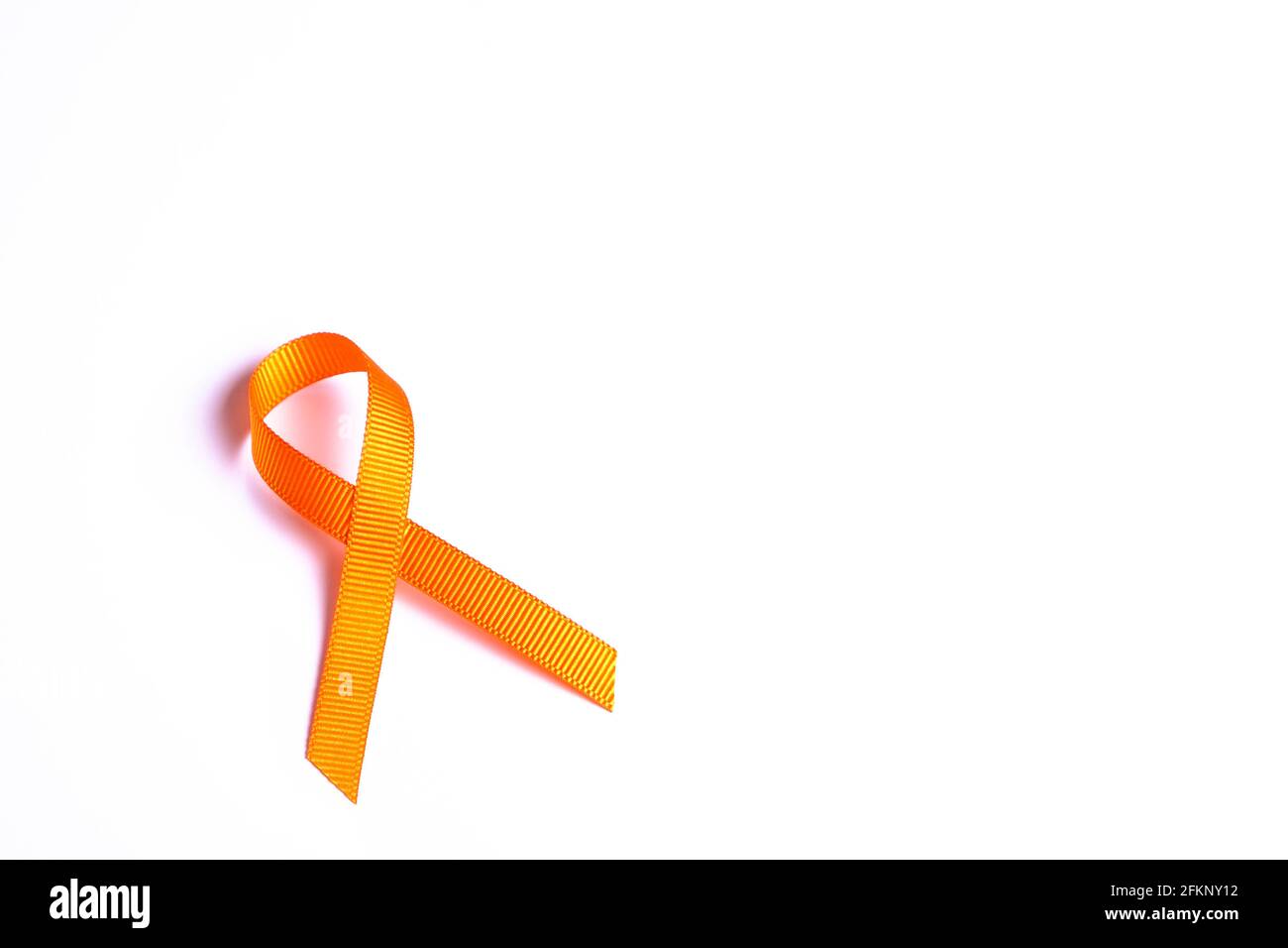 Orangefarbenes Band, internationales Symbol zur Sensibilisierung für Selbstverletzung, Suchtwiederaufnahme, Nierenkrebs und Leukämieprävention. Isoliert auf weißem Bac Stockfoto