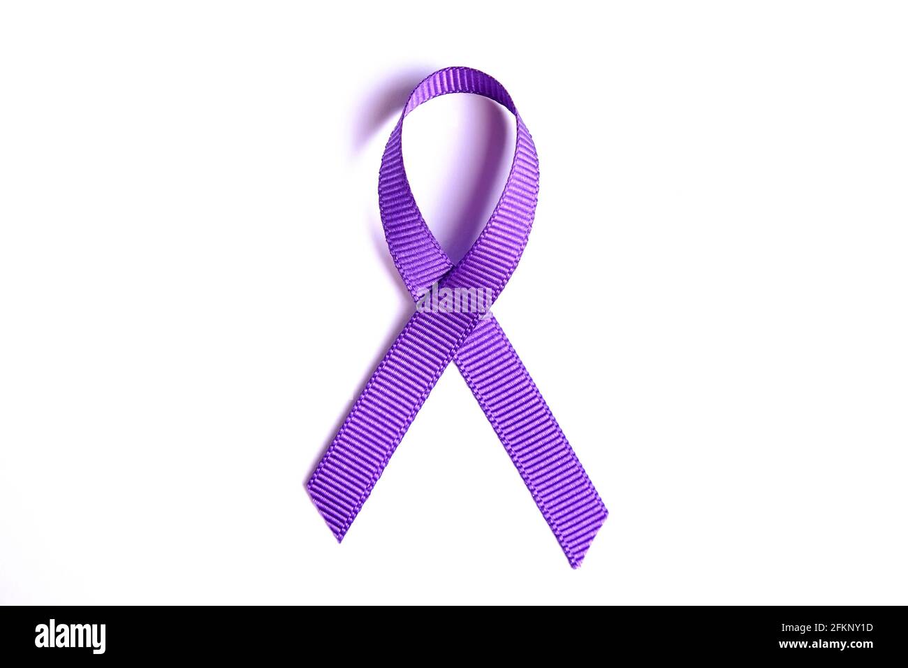 Purple Awareness Ribbon stellt Bauchspeicheldrüsenkrebs,  alzheimer-Krankheit, Lupus, Tiermissbrauch, ADD und religiöse Toleranz dar.  Isoliert auf weißem Backgro Stockfotografie - Alamy