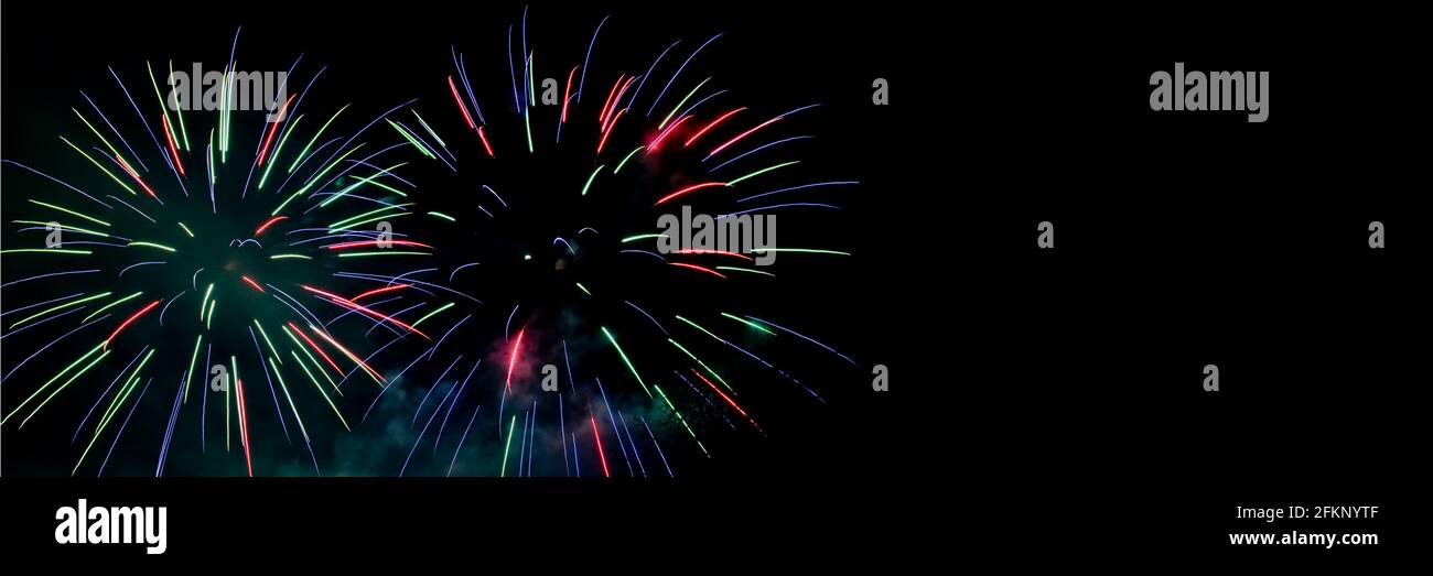 Panorama-Hintergrund des Feuerwerks. Webbanner zur Feier Stockfoto