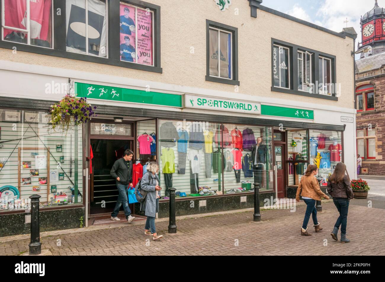 Die Räumlichkeiten von Sportsworld in der Francis Street, Stornoway, auf der Isle of Lewis in den Äußeren Hebriden. Stockfoto