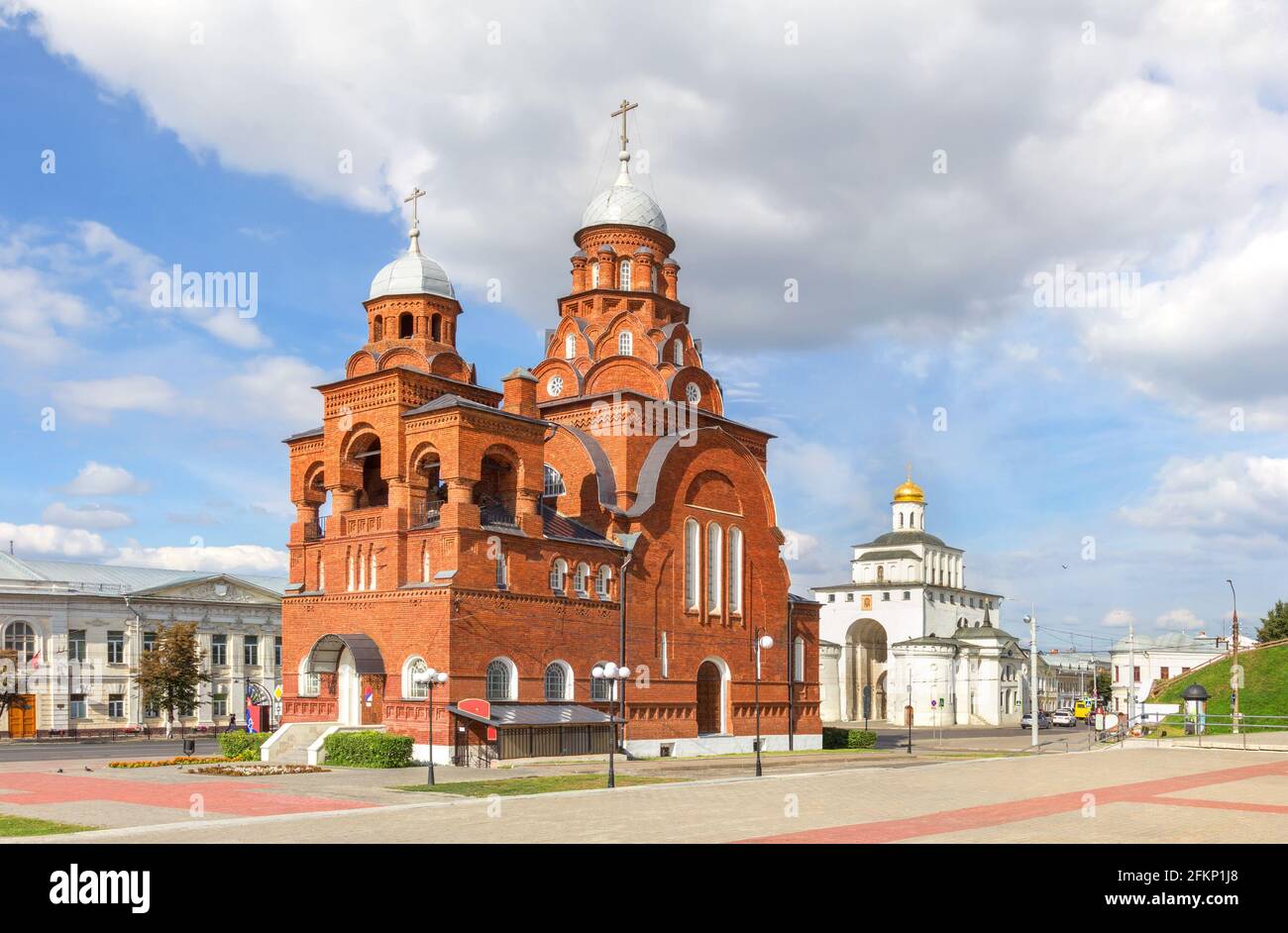 Trinity (Troitskaya) Kirche und Golden Gate. Wladimir, Russland. Stockfoto