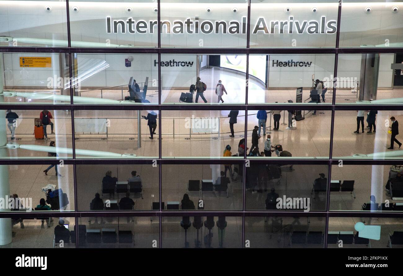 London, Großbritannien. Mai 2021. Passagiere, die am Terminal 2 ankommen. Ferien für Freizeit könnte am 17. Mai wieder aufgenommen werden. Eine parteiübergreifende Gruppe von Abgeordneten sagt, dass Ferien im Ausland abgeraten werden sollten, um eine dritte Welle zu stoppen. Es soll eine Ampelanlage mit Ländern installiert werden, die den grünen, gelben und roten Listen hinzugefügt werden. Die Regierung wird das neue System in Kürze bekannt geben. Quelle: Tommy London/Alamy Live News Stockfoto