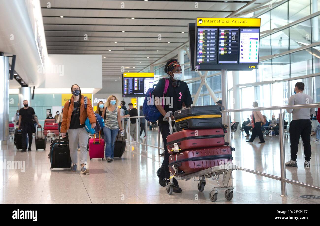 London, Großbritannien. Mai 2021. Passagiere, die am Terminal 2 ankommen. Ferien für Freizeit könnte am 17. Mai wieder aufgenommen werden. Eine parteiübergreifende Gruppe von Abgeordneten sagt, dass Ferien im Ausland abgeraten werden sollten, um eine dritte Welle zu stoppen. Es soll eine Ampelanlage mit Ländern installiert werden, die den grünen, gelben und roten Listen hinzugefügt werden. Die Regierung wird das neue System in Kürze bekannt geben. Quelle: Tommy London/Alamy Live News Stockfoto