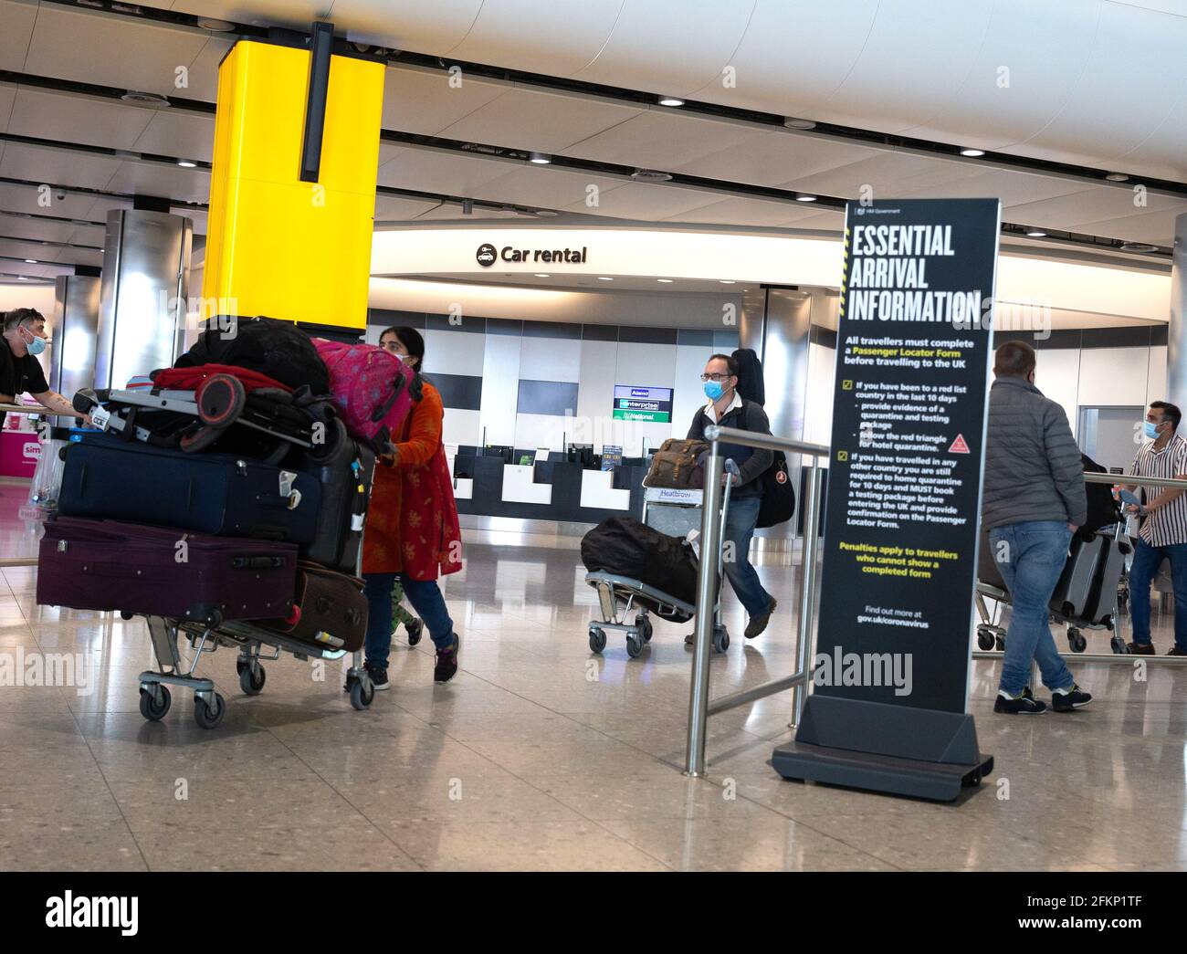 London, Großbritannien. Mai 2021. Passagiere, die am Terminal 2 ankommen. Ferien für Freizeit könnte am 17. Mai wieder aufgenommen werden. Eine parteiübergreifende Gruppe von Abgeordneten sagt, dass Ferien im Ausland abgeraten werden sollten, um eine dritte Welle zu stoppen. Es soll eine Ampelanlage mit Ländern installiert werden, die den grünen, gelben und roten Listen hinzugefügt werden. Die Regierung wird das neue System in Kürze bekannt geben. Quelle: Tommy London/Alamy Live News Stockfoto