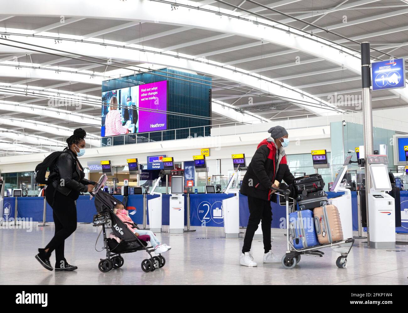 London, Großbritannien. Mai 2021. Passagiere, die am Terminal 5 abfliegen. Ferien für Freizeit könnte am 17. Mai wieder aufgenommen werden. Eine parteiübergreifende Gruppe von Abgeordneten sagt, dass Ferien im Ausland abgeraten werden sollten, um eine dritte Welle zu stoppen. Es soll eine Ampelanlage mit Ländern installiert werden, die den grünen, gelben und roten Listen hinzugefügt werden. Die Regierung wird das neue System in Kürze bekannt geben. Quelle: Tommy London/Alamy Live News Stockfoto