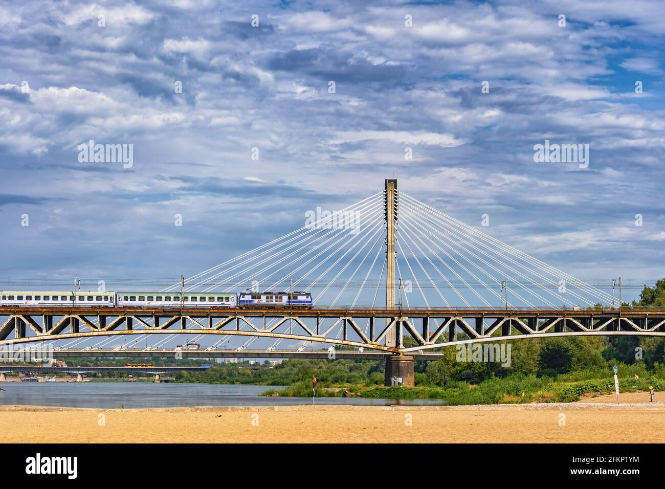 Vorbeifahrenden Zug auf einer Brücke über Weichsel und Sandstrand in Warschau, Polen Stockfoto