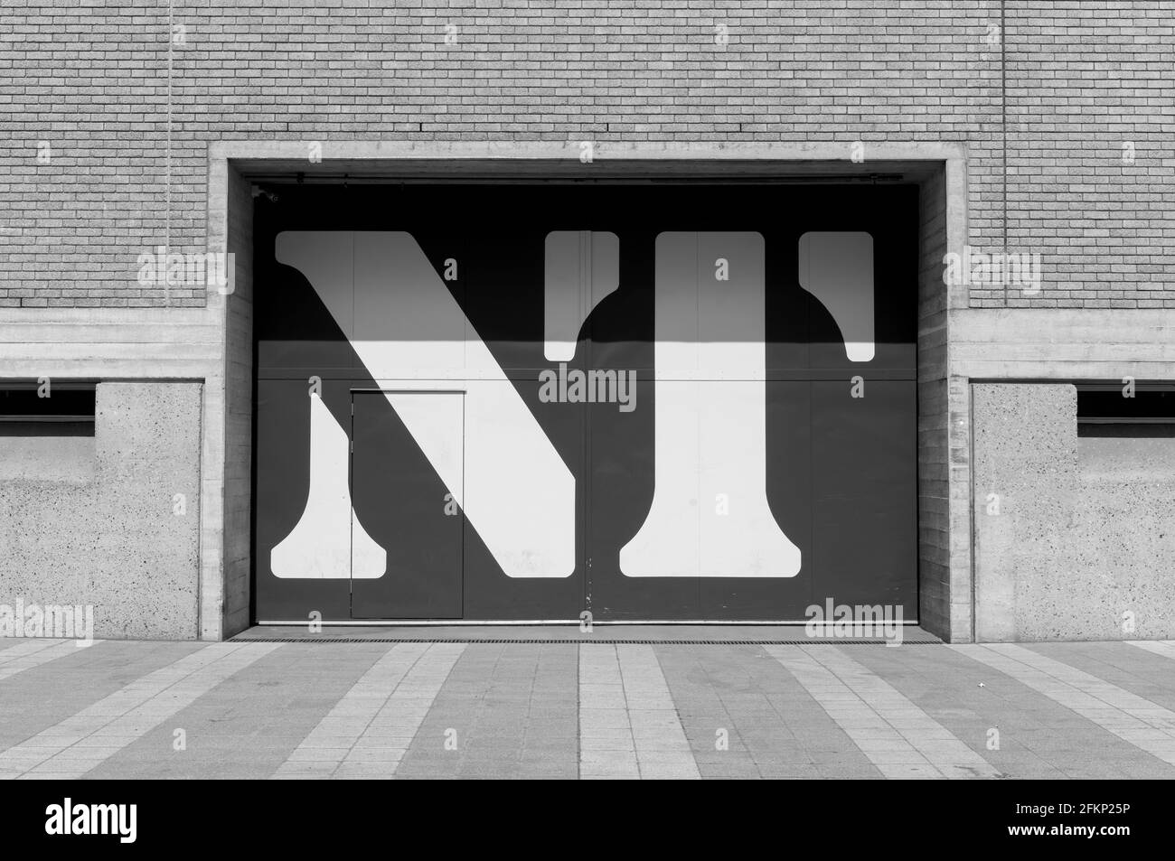 Hintere Ladetür des Nationaltheaters an der Southbank. Schwarzweiß-Foto. London Stockfoto