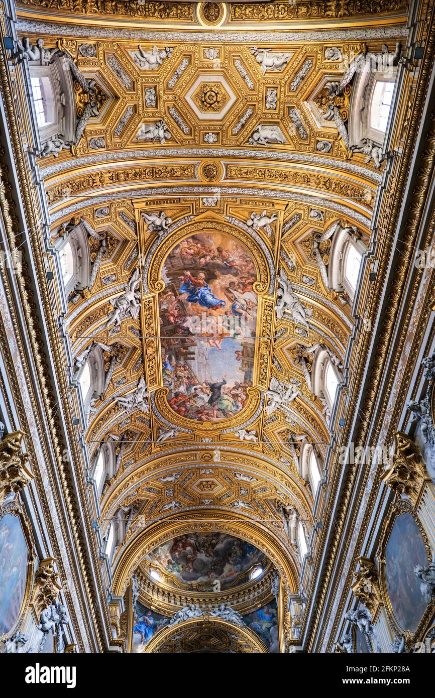 Santa Maria in Vallicella (Chiesa Nuova) barocke Kirche im Inneren in Rom, Italien, Tonnengewölbe verzierte Decke mit dem Wunder der Madonna della Vallice Stockfoto