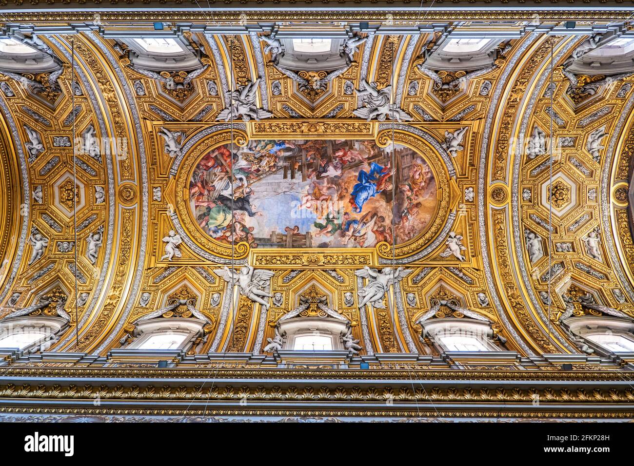 Tonnengewölbe vergoldete Decke mit dem Wunder der Madonna della Vallicella Gemälde (1665) von Pietro da Cortona in Santa Maria In Vallicella (Chiesa Nuo Stockfoto