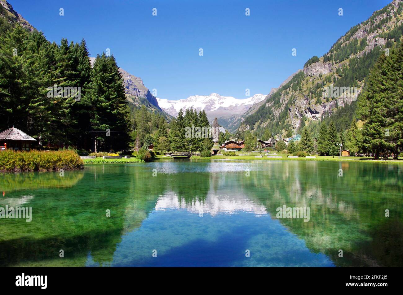 Panoramablick auf den Gover See zwischen den Bergen des Aostatals, Gressoney-Saint-Jean, Aostatal, Italien Stockfoto