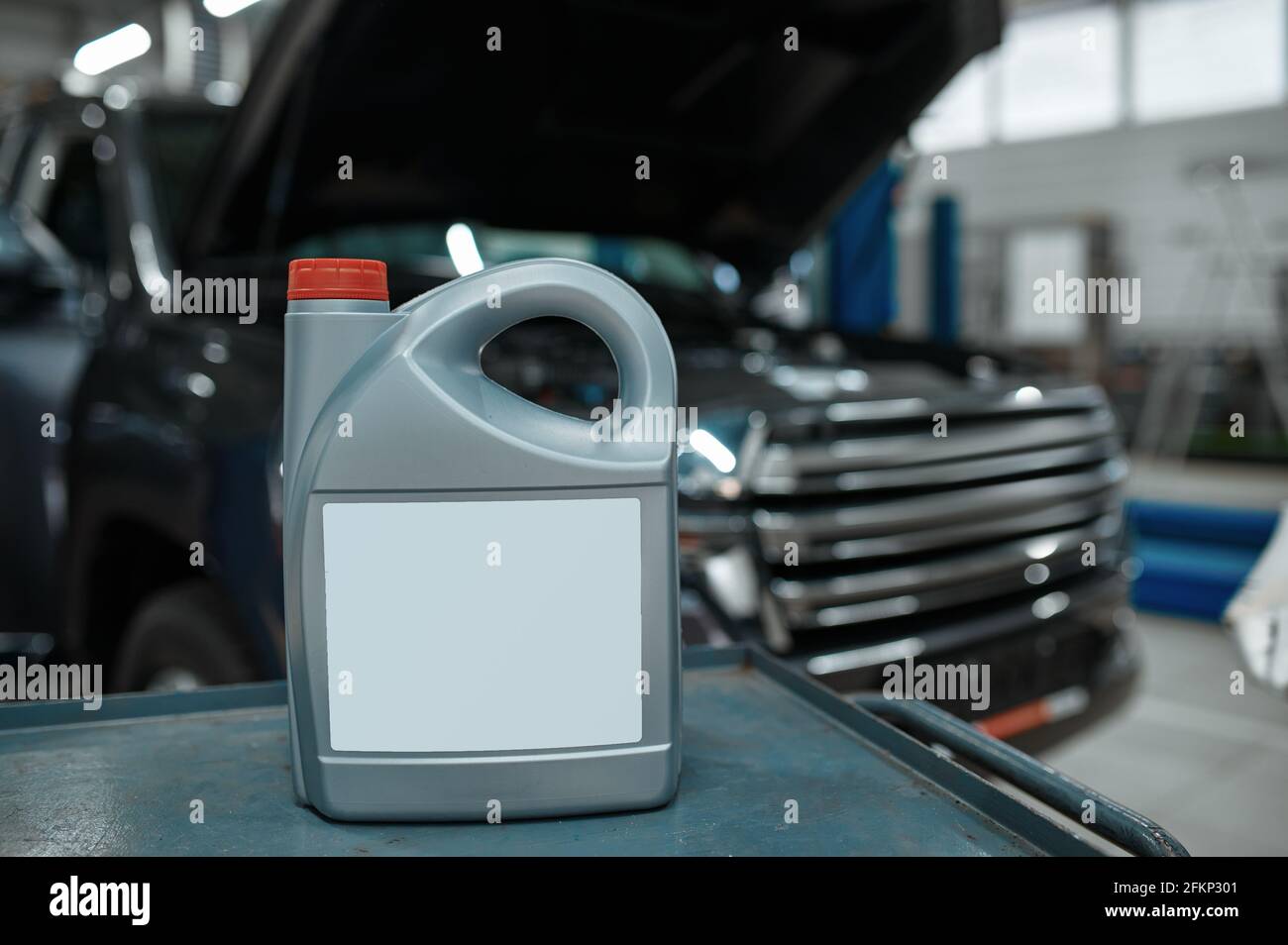 Ölkanister auf Werkzeugkasten, Car Service Konzept Stockfoto