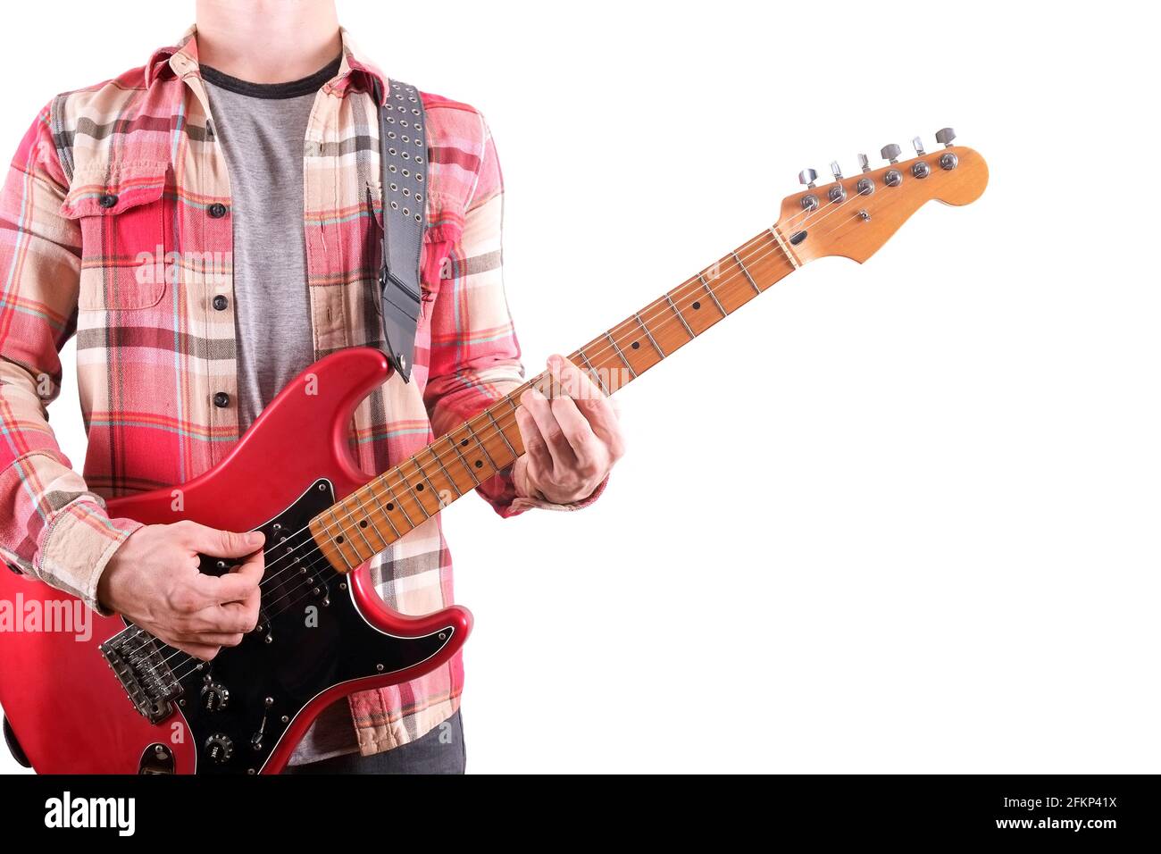 Rock-Gitarrist im karierten karierten karierten Hemd, das Candy-Apple-rote E-Gitarre mit Single-Coil, Ahornhals und schwarzem Schlagbrett spielt. Mann mit musikalischem Inst Stockfoto