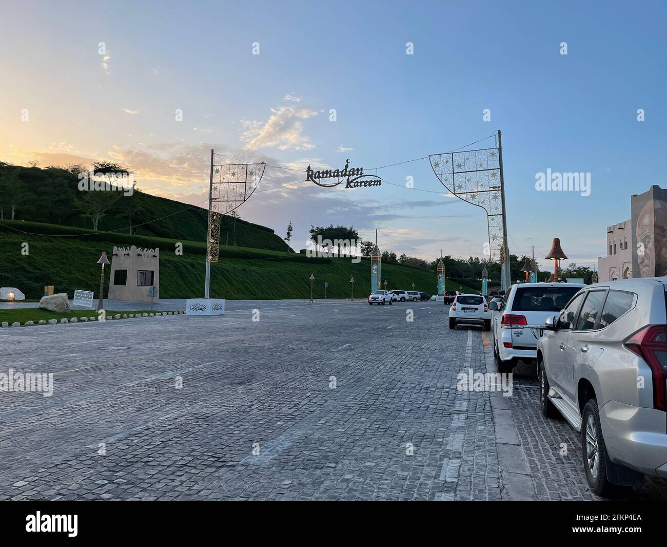 Blick auf die Galleria Lafayette im Katara Cultural Village im Ramadan 2021. Stockfoto