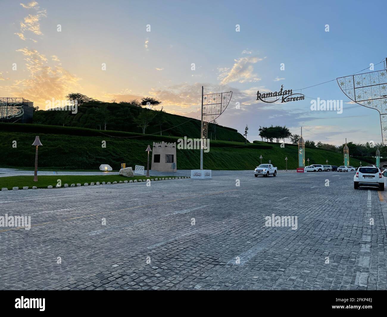 Blick auf die Galleria Lafayette im Katara Cultural Village im Ramadan 2021. Stockfoto