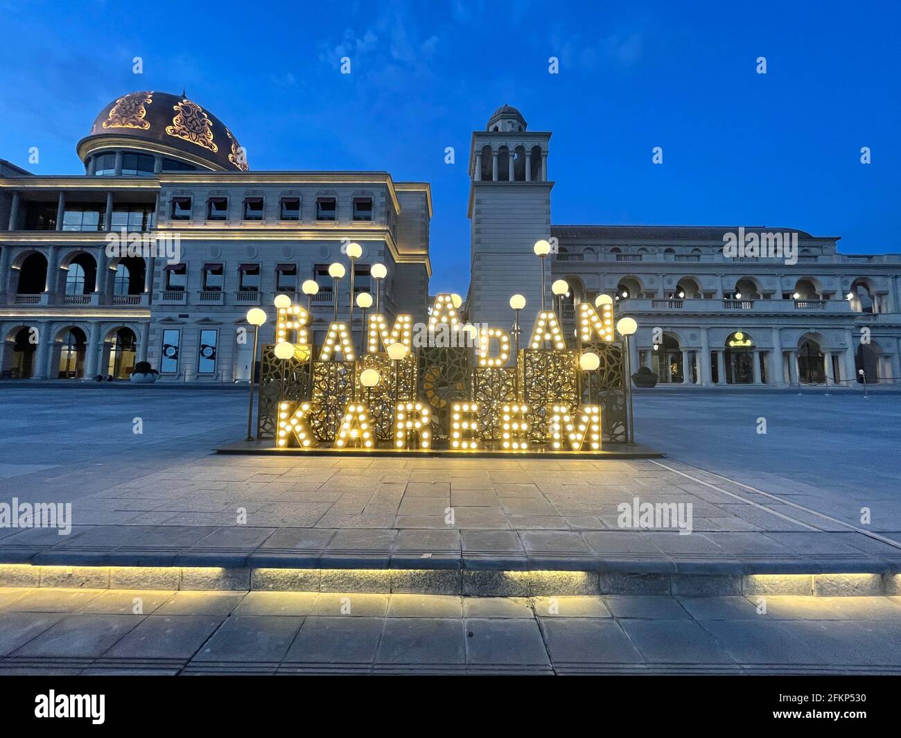 Blick auf die Galleria Lafayette im Katara Cultural Village im Ramadan 2021. Stockfoto
