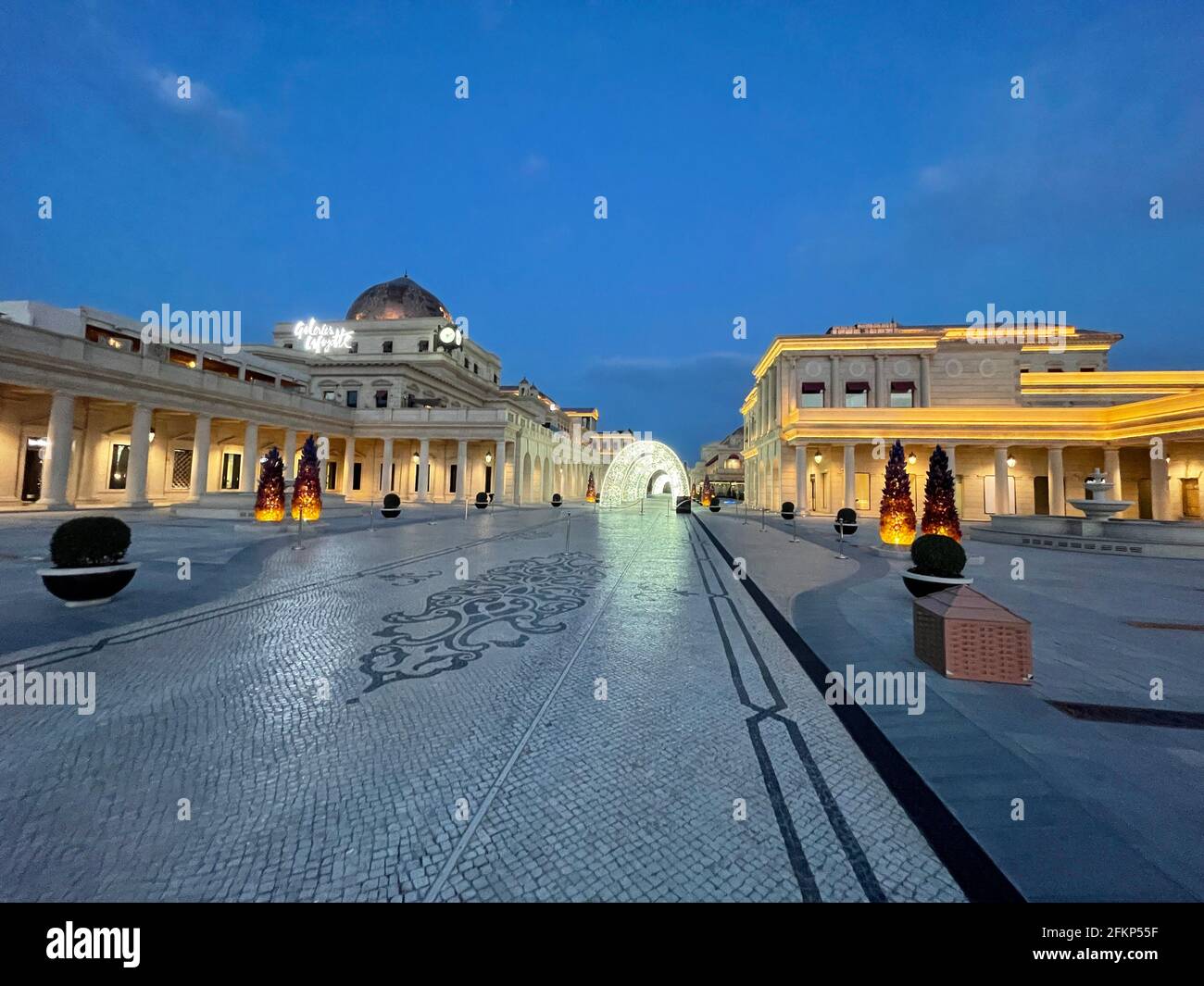 Blick auf die Galleria Lafayette im Katara Cultural Village im Ramadan 2021. Stockfoto